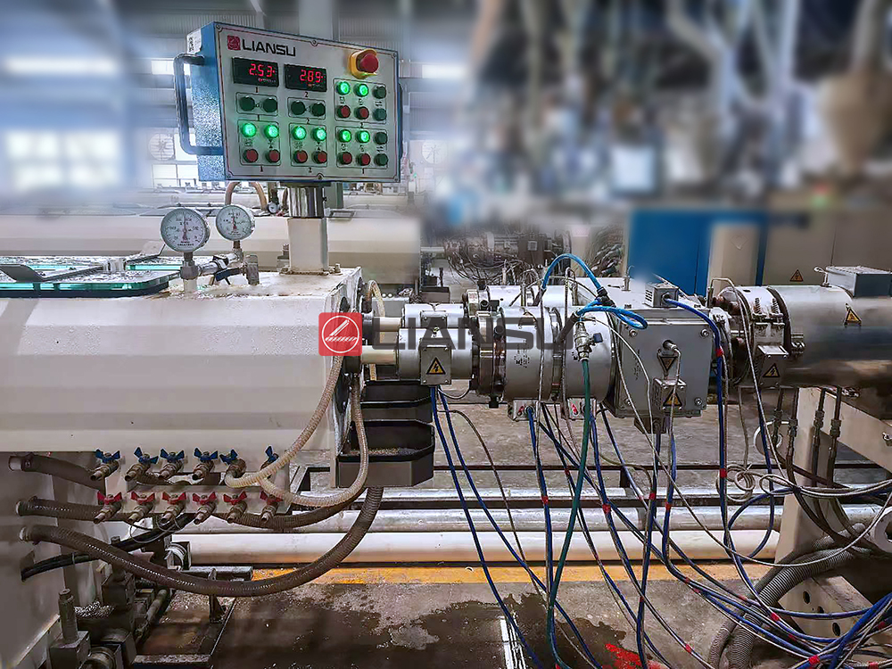 1786687685139849.jpg CPVC Pipe Extruder die head.jpg